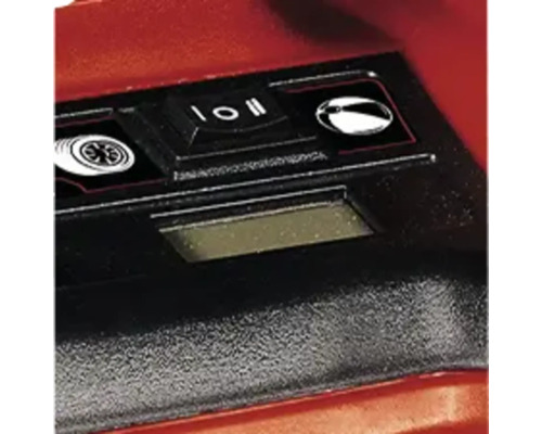 Close-up van de bedieningselementen van een machine met schakelaars en een display