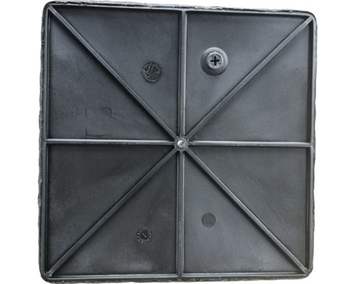 Onderkant van een vierkante plantenbakplaat van kunststof met verstevigingen