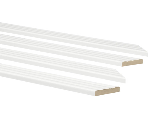 Meerdere witte, geprofileerde houten latten