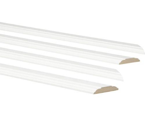 Meerdere witte sierlijsten van hout