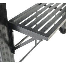 Detailopname van een zwart, getrapt plantenrek van metaal