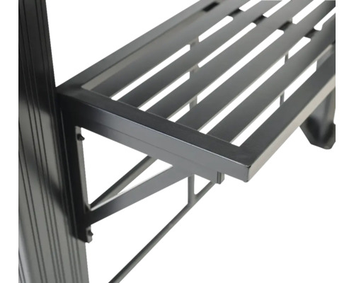 Detailopname van een zwart, getrapt plantenrek van metaal