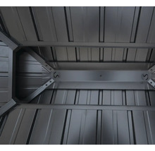 Binnenaanzicht van een metalen tuinhuis met dakconstructie en haken voor opslag