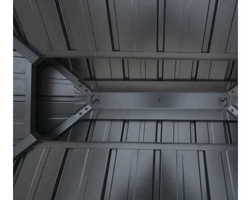 Binnenaanzicht van een metalen tuinhuis met dakconstructie en haken voor opslag