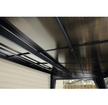 Dak van een tuinpaviljoen met metalen frame en golfplaten