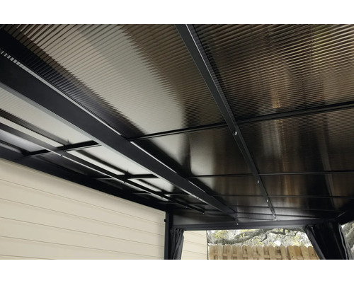 Dak van een tuinpaviljoen met metalen frame en golfplaten