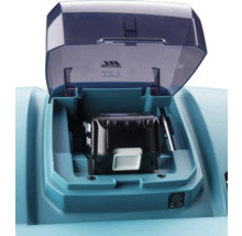 Geopend accuvak van een turquoise tuingereedschap met geplaatste zwarte accu onder een transparante beschermkap.