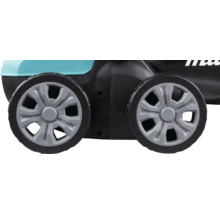 Detailweergave van de kunststof wielen van een Makita grasmaaier.