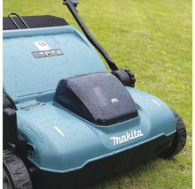 Makita verticuteermachine met borstelloze motor op een gazon, behuizing met waterdruppels.