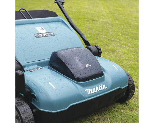 Makita verticuteermachine met borstelloze motor op een gazon, behuizing met waterdruppels.