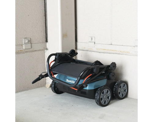Ingeklapte Makita grasmaaier voor ruimtebesparende opslag.