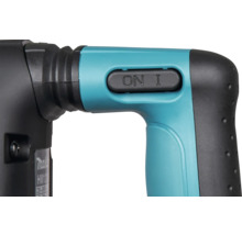 Detailopname van de aan-schakelaar op een Makita elektrisch gereedschap met rubberen handgreep.