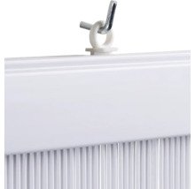 Detailopname van een wit lamellen gordijn met ophanging