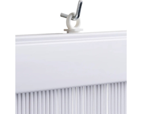 Detailopname van een wit lamellen gordijn met ophanging