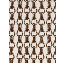 Gedetailleerd beeld van een gordijn van metalen kettingen