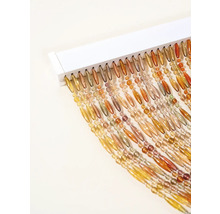 Decoratieve deurdecoratie met kralenkettingen aan een witte lijst