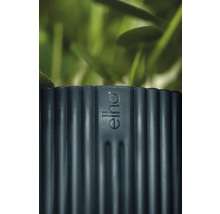 Gedetailleerde weergave van een bloempot met Elho logo en geribbelde textuur.