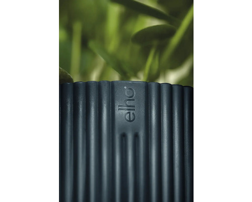 Gedetailleerde weergave van een bloempot met Elho logo en geribbelde textuur.