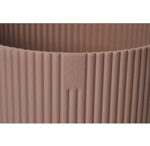 Detailopname van een geribbelde plantenbak