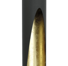 Detailopname van een zwarte lamp met goudkleurige binnenkant