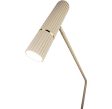 Tafellamp met geribbelde lampenkap en een eenvoudig ontwerp