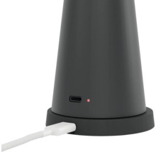 Close-up van een draadloos apparaat met oplaadpoort en oplaadkabel