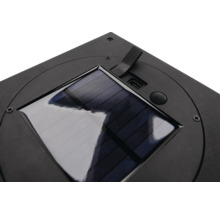 Close-up van een zonnepaneel met USB-poort