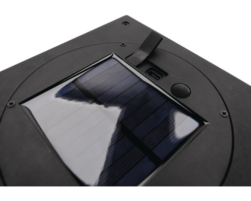 Close-up van een zonnepaneel met USB-poort