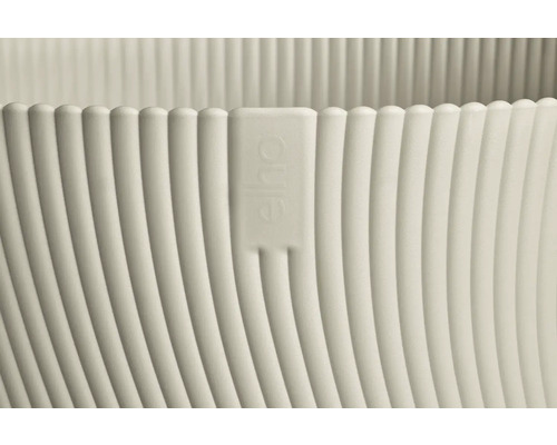 Detailweergave van een geribbelde plantenbak met Elho Logo.