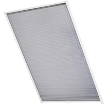 Insectenhor plissé voor ramen met wit frame en fijnmazig gaas.