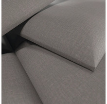 Detailweergave van de grijze geweven stoffen bekleding van kussens.