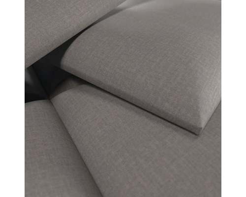Detailweergave van de grijze geweven stoffen bekleding van kussens.