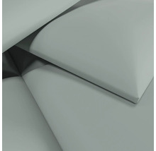 Detailopname van gevouwen beddengoed van glad materiaal in saliegroen.