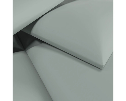 Detailopname van gevouwen beddengoed van glad materiaal in saliegroen.
