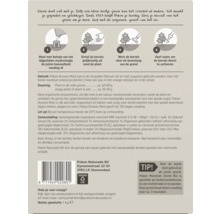 Achterkant van de verpakking van Pokon druivenmest met gebruiksinstructies in vier stappen: afmeten, strooien, inwerken in de grond en water geven.