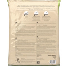 Achterzijde van de verpakking van Pokon Bio Gazonmest met stappenplan, doseringsinstructies en ingrediënten. Nettogewicht 5 kilogram.