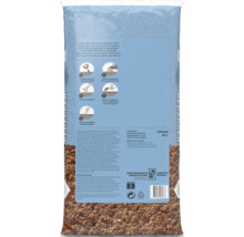 Achterkant van een 45 liter zak Pokon Waterproof bodembedekker van natuurlijke houtvezels met gebruiksaanwijzing, recyclingsymbolen en een barcode.