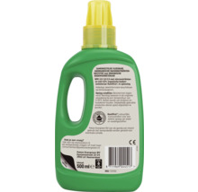 Achteraanzicht van een groene kunststof fles Pokon vloeibare meststof 500 milliliter met gele dop en etiket met productinformatie.