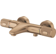 Thermostatische badkraan voor wandmontage met geborstelde afwerking, gekartelde handgrepen en markering voor 38 graden.