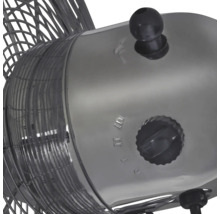 Achterzijde van een metalen ventilator met draaischakelaar voor drie snelheidsstanden en knop voor de oscillatiefunctie.