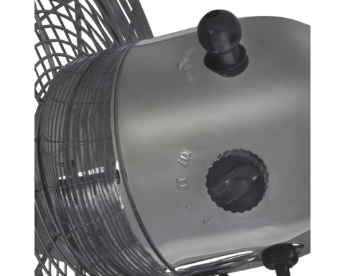 Achterzijde van een metalen ventilator met draaischakelaar voor drie snelheidsstanden en knop voor de oscillatiefunctie.