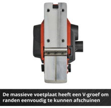 Onderaanzicht van een elektrische schaafmachine met een metalen voetplaat voorzien van een V-groef voor het afschuinen van randen.