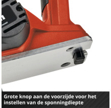 Detailweergave van een rode elektrische schaafmachine met de focus op de zool en het gedeelte voor het instellen van de sponningdiepte.