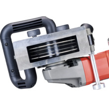 Muurfrees met vier diamantdoorslijpschijven en metalen geleideplaat in detailopname.