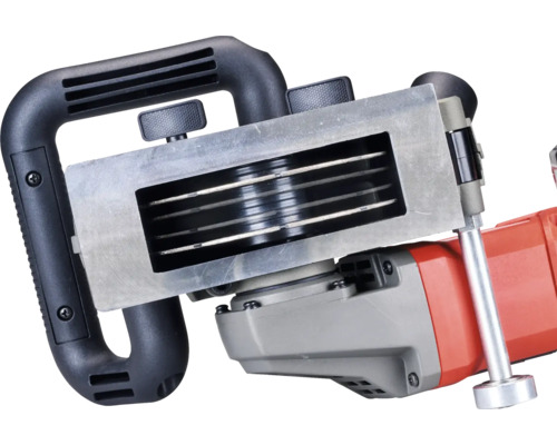 Muurfrees met vier diamantdoorslijpschijven en metalen geleideplaat in detailopname.