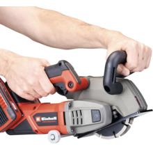 Einhell muurfrees Professional wordt met beide handen bediend, twee doorslijpschijven zijn zichtbaar.