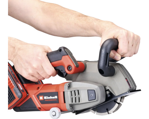Einhell muurfrees Professional wordt met beide handen bediend, twee doorslijpschijven zijn zichtbaar.