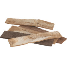 Meerdere langwerpige steenstrips in verschillende bruin- en beigetinten met een ruw, gestructureerd oppervlak voor wandbekleding.