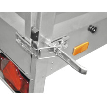 Metalen hoekhendelsluiting aan de zijwand van een aanhanger.