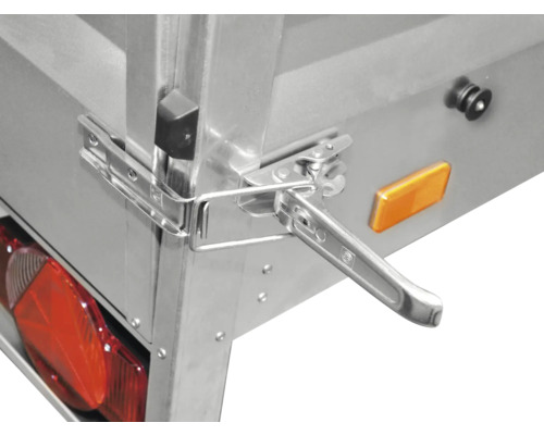 Metalen hoekhendelsluiting aan de zijwand van een aanhanger.